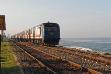 கைப்பேசியில் பேசிக்கொண்டு ரயில் பாதையில் நடந்து சென்ற யுவதிக்கு நேர்ந்த சோகம்