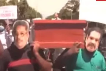 நிதி அமைச்சர் பசில் போன்று வேடமணிந்து வந்த நபர்! தம்புள்ளையில் எதிர்ப்பு ஆர்ப்பாட்டம்