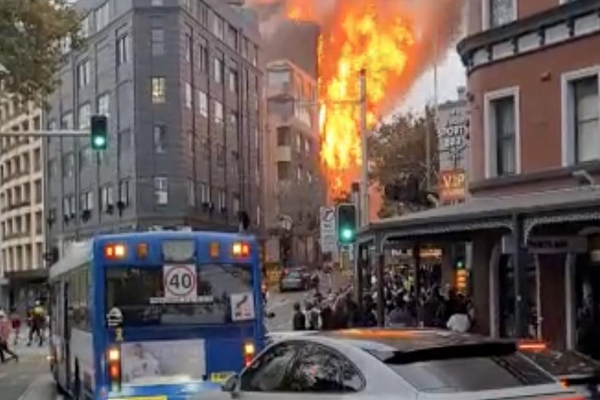 சிட்னியின் சிபிடியில் பாரிய தீ விபத்து; அச்சத்தில் மக்கள் | Massive Fire In Sydney S Cbd