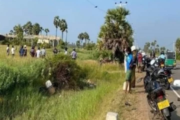 வேக கட்டுப்பாட்டை இழந்து தடம்புரண்ட   வாகனம்: மூவர் வைத்தியசாலையில் அனுமதி(Photos)