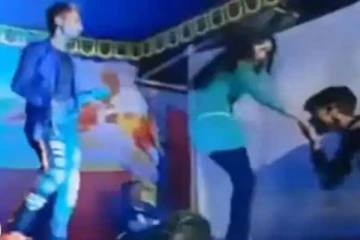 ஆடிக்கொண்டிருந்த பெண்ணிற்கு திடீரென முத்தம் கொடுத்த இளைஞர்! கொதித்தெழுந்த காதலன்