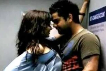 பிரபல நடிகையுடன் Lift-குள் மிகவும் நெருக்கமாக இருக்கும் விராட் கோலி.. வைரலாகும் பழைய வீடியோ