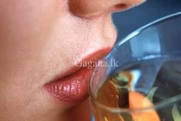 බීම බෝතලයක් ඉල්ලු තරුණියට බිම බෝතලයට දමා දුන් දේ නිසා සිදු වූ විපත.. ..