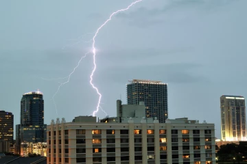 தேனிலவில் நிகழ்ந்த சோகம்: கடற்கரையில் மின்னல் தாக்கி பலியான இளைஞர்!