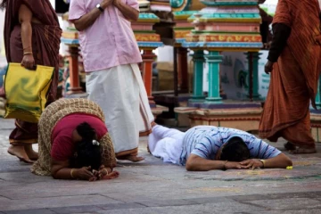 ஆலயம் சென்று வழிபாடு செய்யும் பொழுது இந்த தவறுகளை செய்து விடாதீர்கள்
