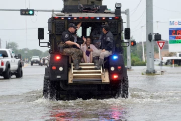 வெள்ளத்தில் சிக்கிய காரில் இருந்து பெண்ணை போராடி மீட்ட அமெரிக்கா பொலிசார்!