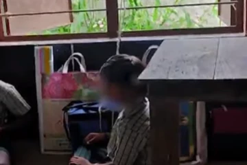 ஜன்னல் கம்பியில் கட்டிவைக்கப்பட்ட 1-ம் வகுப்பு மாணவி.. கொடுமைப்படுத்திய அரசுப் பள்ளி ஆசிரியர் - என்ன நிகழ்ந்தது?