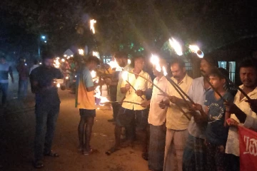 ரணில் அரசாங்கத்தின் ஆட்சி சர்வாதிகார ஆட்சியென கண்டித்து மக்கள் தீப்பந்த போராட்டம் (Photos)