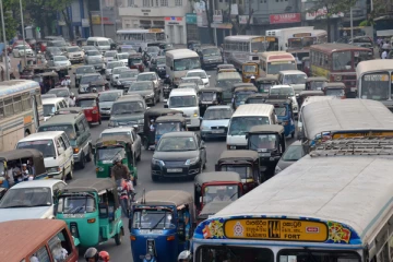 ප්‍රධාන මාර්ගයක දැඩි රථ වාහන තදබදයක්