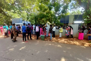 வவுனியாவில் குடிவரவு குடியகல்வு பிராந்திய காரியாலயம் முன்பாக 10 பேர் திடீர் கைது