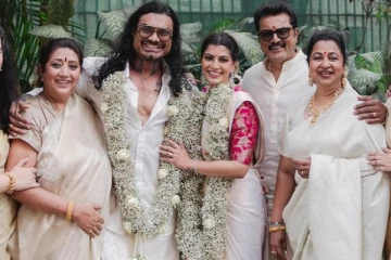 சரத்குமாரின் இரு மனைவிகளை ஒன்று சேர்த்த திருமணம்!! மகிழ்ச்சியில் மகள் வரலட்சுமி..