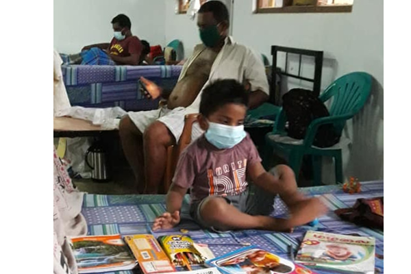 கொரோனா தனிமைப்படுத்துதல் அறையில் பெரியவர்களுடன் சிறுவனை வைத்திருக்கும் அதிர்ச்சி காட்சி! | Boy Holding An Adult In A Corona Isolation Room