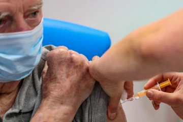 பிரித்தானியாவில் தடுப்பூசி பெற்ற மேலும் 30 பேர் அரிய நோயால் பாதிப்பு!