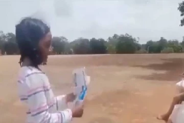 அரசியல்வாதிகளுக்கு வலுவான செய்தி: வெளிநாட்டு சுற்றுலா பயணிகளிடம் சிறுமியில் நெகிழ்ச்சியான தகவல்