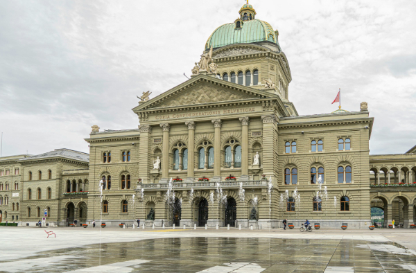 வெனிசுலாவின் ஜனாதிபதியின் சொத்துக்களை முடக்கிய சுவிட்சர்லாந்து | Switzerland Freezes Assets Of Venezuelan President