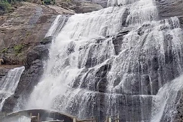 சுற்றுலாவுக்கு வந்த மூவரில் ஒருவர் மாயம்