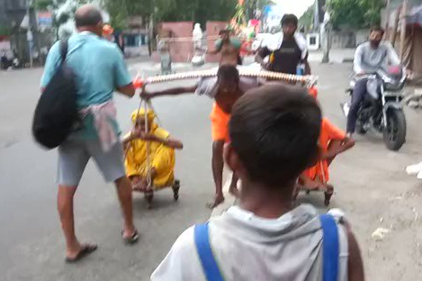 வயசான அப்பா அம்மாவை தோளில் சுமந்தபடி பாதயாத்திரை போகும் மகன்...லட்சத்துல ஒருத்தரு! | Viral Video News World