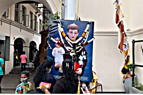 மூன்று வருடங்களுக்கு பின் வெகு விமர்சையாக நடத்தப்படும் கொழும்பு - கொச்சிக்கடை தேவாலய திருவிழா (Video) | Festival Held Kochchikade Church After Three Years