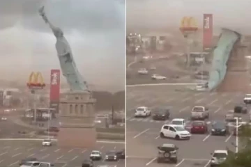 சூறாவளி காற்றில் சரிந்து விழுந்த சுதந்திர தேவி சிலை: வைரல் வீடியோ