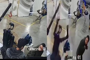 கட்டுப்பாட்டை இழந்த ரோபோ - ஊழியர்களை ஆக்ரோஷமாக தாக்க முயன்றதால் பரபரப்பு