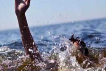 දියේ ගිලෙන්නට ගිය විදෙස් තරුණියක් මෙරට තරුණයෙක් බේරා ගනී..