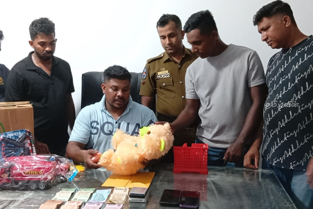பொம்மைக்குள் மறைத்து போதைப்பொருள் கடத்தியவர் கைது - பெறுமதியான பொருட்கள் மீட்பு | Man Arrested For Smuggling Drugs Hidden In Doll பொம்மைக்குள் மறைத்து போதைப்பொருள் கடத்தியவர் கைது - பெறுமதியான பொருட்கள் மீட்பு | Man Arrested For Smuggling Drugs Hidden In Doll