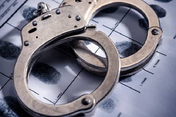 தமிழர்பகுதியில் மாமாவும் மருமகனும் சேர்ந்து செய்த மோசடி அம்பலம் ; பொலிஸாரின் அதிரடி நடவடிக்கை | Fraudulent Conspiracy By Uncle And Daughter In Law தமிழர்பகுதியில் மாமாவும் மருமகனும் சேர்ந்து செய்த மோசடி அம்பலம் ; பொலிஸாரின் அதிரடி நடவடிக்கை | Fraudulent Conspiracy By Uncle And Daughter In Law