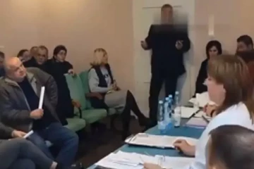 உக்ரைன்: கூட்டத்தில் திடீரென கையெறி குண்டுகளை உருட்டி விட்ட கவுன்சிலர்