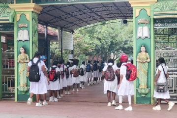 நாட்டின் பல பகுதிகளிலுள்ள பாடசாலைகளில் வழமைக்கு திரும்பிய கற்றல் செயற்பாடுகள் (VIDEO)