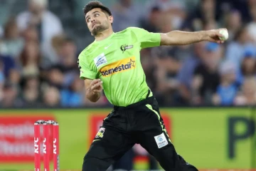 සුපිරි වේග පන්දු ක්‍රීඩකයා නෙරපා දමයි..!