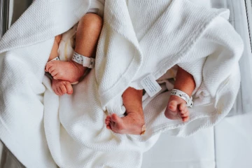 இலங்கையில் ஆபத்தான நேரத்தில் இரட்டை குழந்தைகளை பெற்ற தாய் - மனம் மாறிய வைத்தியர்