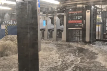 நியூயார்க் மற்றும் நியூஜெர்சி பகுதியில் சுரங்கப்பாதைகள் வெள்ளத்தில்; அவசர சிலை அறிவிப்பு