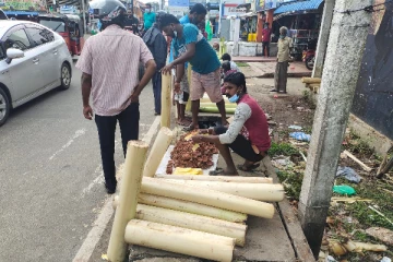 தீபத்திருநாளில் யாழ் நகரில் மும்முரமாக விற்பனை செய்யப்படும் வாழைக்குற்றிகள்!