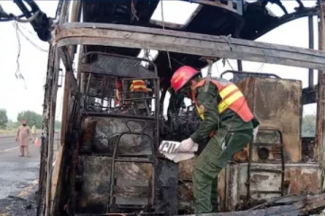 வெடித்துச் சிதறிய பேருந்து; குழந்தைகள் உட்பட 21 பேர் உடல் கருகி பலி - பெரும் சோகம்!