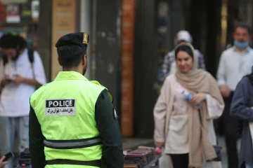 ஹிஜாப் அணிய மறுத்ததால் விமான நிறுவன அலுவலகத்தை மூடிய ஈரான் அரசு