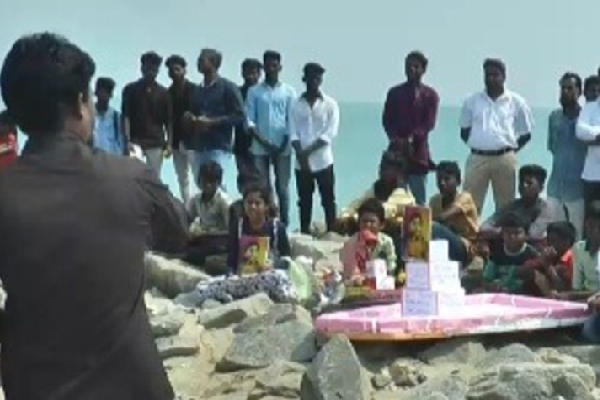 மே18 இல் பலரையும் நெகிழ்ச்சிக்குள்ளாக்கிய பாலச்சந்திரனின் புகைப்படம் | Balachandran S Photograph That On May 18