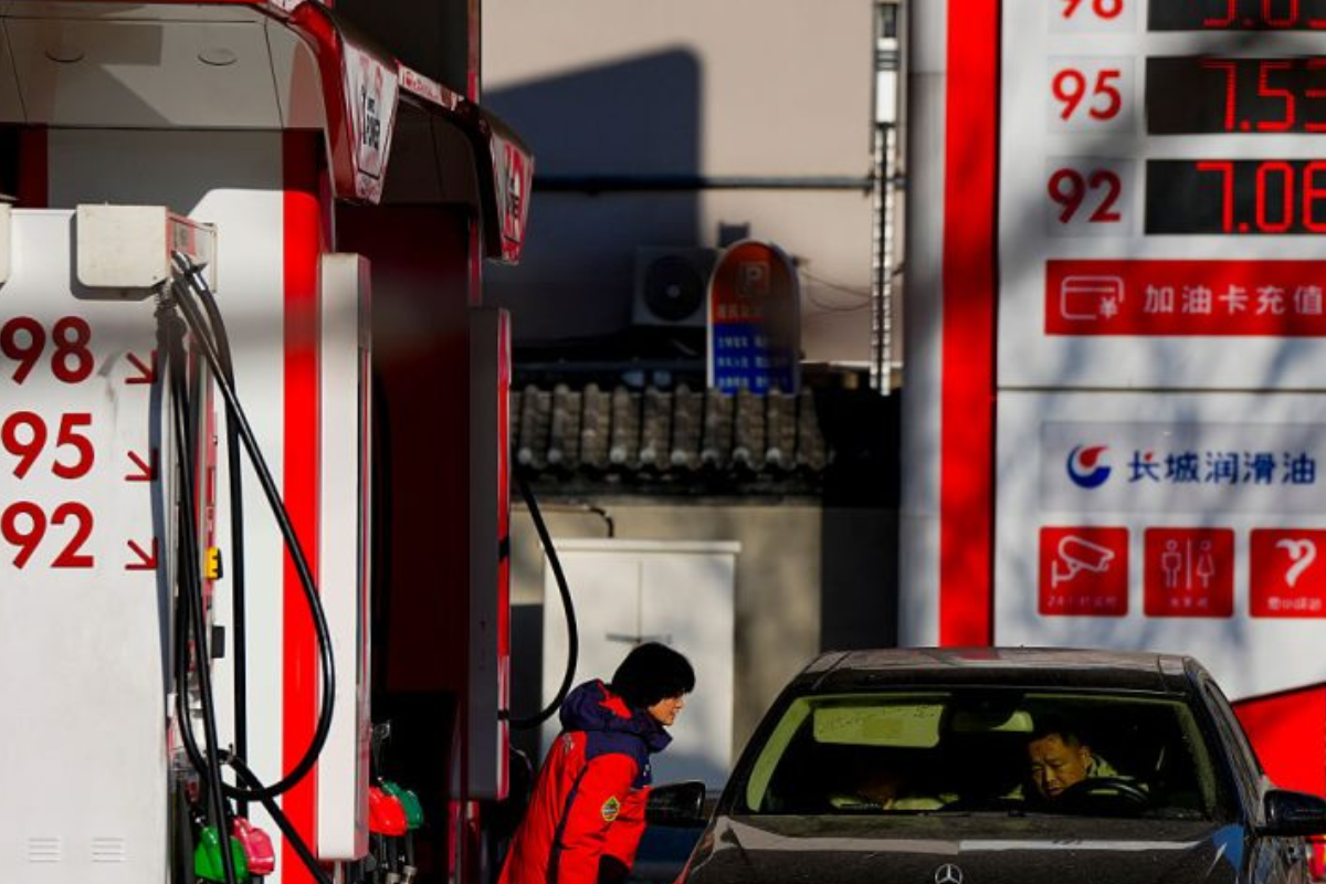 ஈரானின் உயிர்நாடியை குறிவைத்த அமெரிக்கா.. எதிர்பாராத பொருளாதார சிக்கலில் சீனா! | Kharg Island Attack Panic In China Beijing