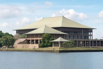 පාර්ලිමේන්තුවට ගිය ඉන්ධන ගැටලුව නිසා එහි සිදුවුන විශේෂ දේ..