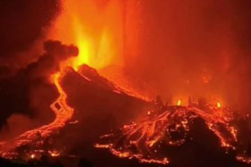 ஸ்பெயினில் தொடர்ந்து வெடித்து சிதறும் எரிமலை!