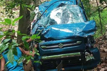 கார் ஒன்று பள்ளத்தில் கவிழ்ந்து விபத்து