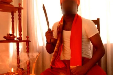 නීතියේ දෙවඟන වශී කරගන්න ගිය කපුවාට සිදු වූ දේ..