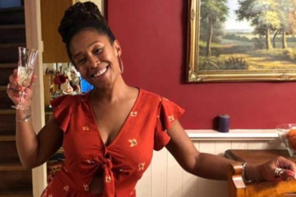 பிரித்தானியாவில் கொலைப்பட்ட பெண்களுடன் புகைப்படம் எடுத்த அதிகாரிகளுக்கு நேர்ந்த கதி! | Photographed The Murdered Women In Britain Police