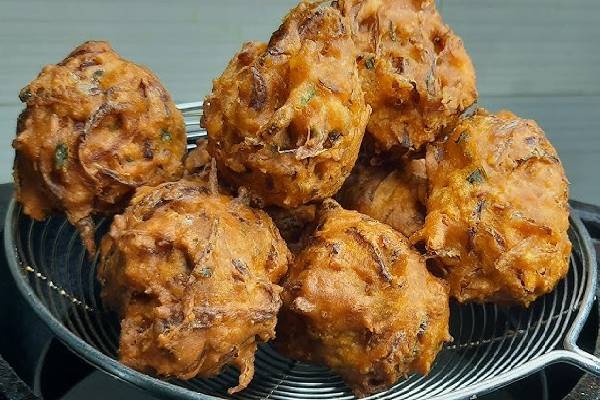 Onion Bonda: டீ கடை பாணியில் வெங்காய போண்டா | Tea Kadai Style Onion Bonda Recipe In Tamil