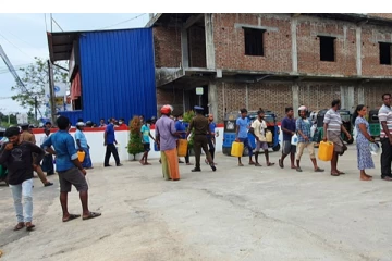 மிக நீண்ட வரிசையில் எரிபொருட்களுக்காக காத்திருக்கும் மக்கள் (Photos)