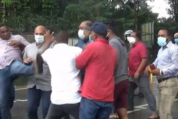 நடுவீதியில் ஆளும் எதிர்தரப்பு மோதல்! மூவர் மருத்துவமனையில்