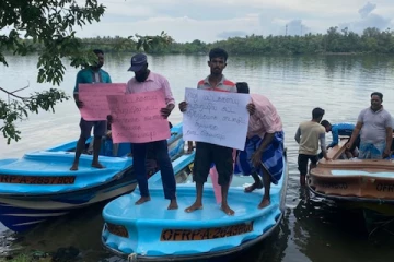 மட்டக்களப்பு மாவட்ட கடற்தொழில் அலுவலகத்தினை முற்றுகையிட்டு கடற்தொழிலாளர்கள் போராட்டம் (Photos)