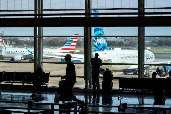 இரண்டாவது நாளில் 1500 விமானங்கள் ரத்து... இன்னும் அதிகரிக்க வாய்ப்பு | Nearly 1500 Flights Canceled