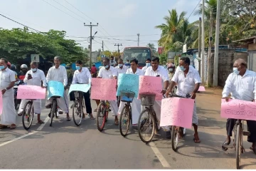 நாட்டில் நாளுக்கு நாள் அதிகரிக்கும் விலைவாசி- வலி.வடக்கு உறுப்பினர்கள் பேரணி!
