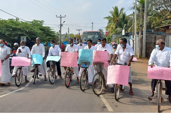 நாட்டில் நாளுக்கு நாள் அதிகரிக்கும் விலைவாசி- வலி.வடக்கு உறுப்பினர்கள் பேரணி! - ஐபிசி தமிழ்