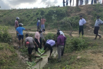 கிளிநொச்சி கந்தன்குளத்தை பாதுகாக்க களத்தில் இறங்கியுள்ள நீர்ப்பாசன திணைக்கள பொறியியலாளர்கள்